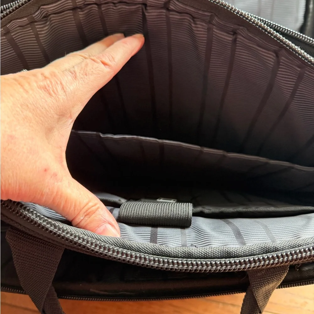 NWOT Kenneth Cole Reaction EZ-Scan Laptop Briefcase Bag - Fits 15